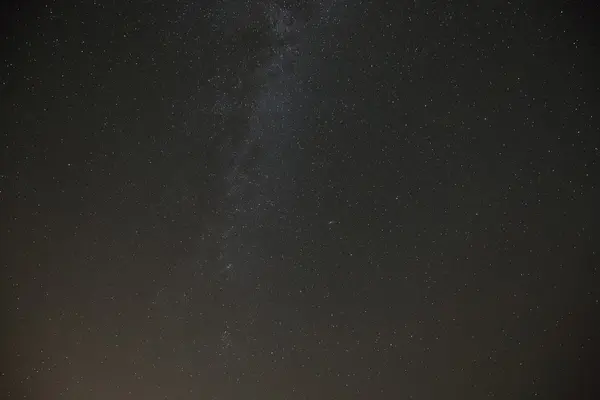 Ένας νυχτερινός ουρανός γεμάτος αστέρια και ορατά γαλακτώδη τρόπο — Φωτογραφία Αρχείου