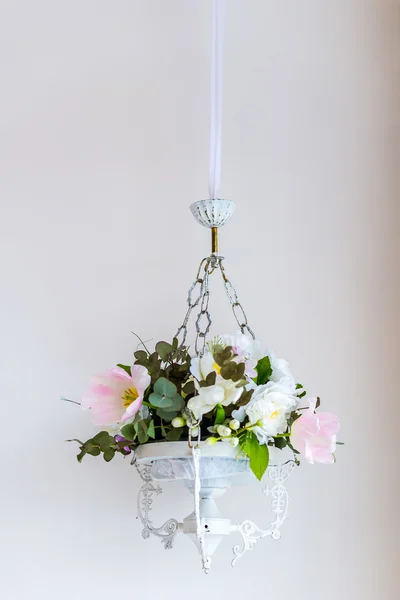 A bouquet of flowers in the hanging flowerpot — Stock Photo, Image