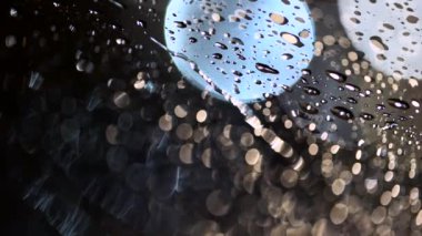 Camdaki yağmur damlaları