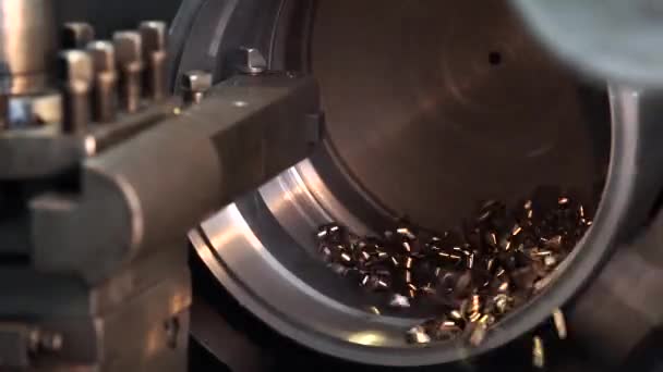 Різання металу на токарному верстаті — стокове відео