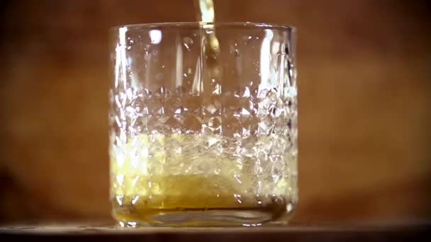 Bier wird in ein Glas gegossen — Stockvideo