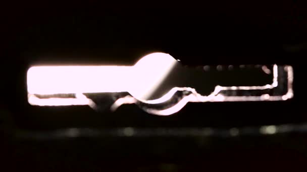 Das alte Schlüsselloch auf einem metallischen Hintergrund — Stockvideo