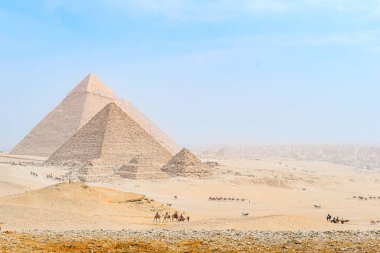Büyük Giza Mısır Piramidi suunlu bir günde ve mavi gökyüzünde