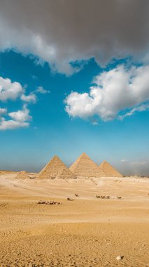 Giza Mısırın muhteşem piramidi, güneşli bir günde panoramik bir manzara ve mavi gökyüzü.