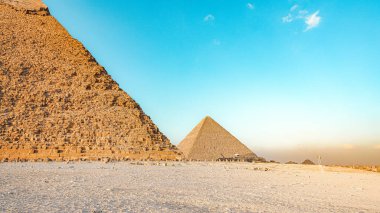 Büyük Giza Mısır Piramidi suunlu bir günde ve mavi gökyüzünde