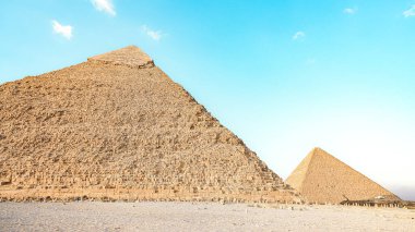 Büyük Giza Mısır Piramidi suunlu bir günde ve mavi gökyüzünde