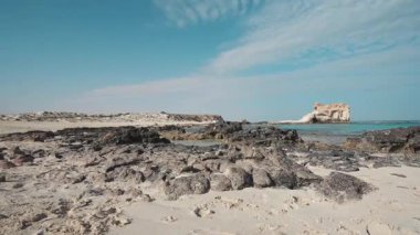 Kayalık bir Akdeniz koyunun kumlu kıyısı. Yaz gökyüzünün sakin okyanus dalgalarıyla buluştuğu yer. Kleopatra sahilinde güzel bir seyahat manzarası.