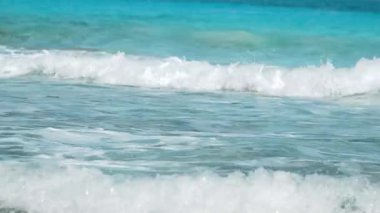 Uçsuz bucaksız mavi okyanus ufku, kumlu sahille birleşiyor. Deniz kıyılarına çarpan güçlü dalgalar, yaz mevsiminde gökyüzünün altında beyaz köpük yaratıyor. Bu sakin doğa manzarası Agebah plajında.