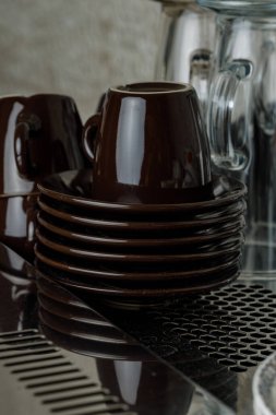 Sıcak bir kafede, estetik ve kahve makinesinin elementleri.