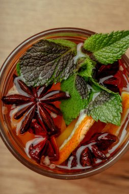 Baharatlı sonbahar çayı ve şeffaf bardakta nane.