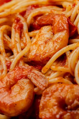 Domates soslu karidesli spagetti.