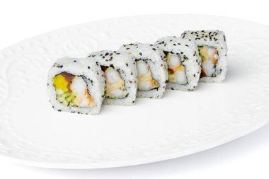 Beyaz arka planda beyaz bir tabakta Uramaki suşisi izole edilmiş.