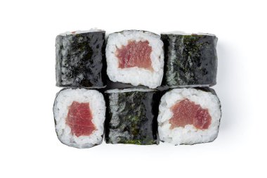 Menü için izole edilmiş beyaz arkaplandaki Hosomaki suşisi