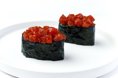 Beyaz arka planda kırmızı balıklı Nigiri menü için izole edildi