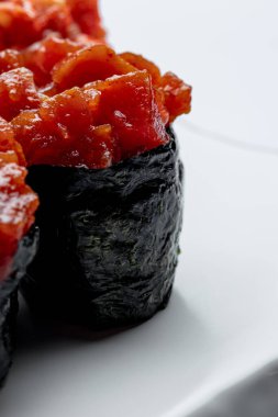 Beyaz arka planda kırmızı balıklı Nigiri menü için izole edildi