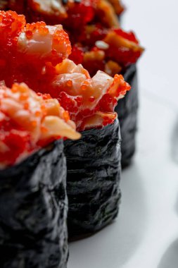 Beyaz arka planda kırmızı balıklı Nigiri menü için izole edildi