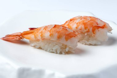 Menü için beyaz arkaplanda karidesli Nigiri