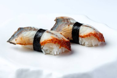 Mönü için beyaz arkaplanda yılan balıklı Nigiri