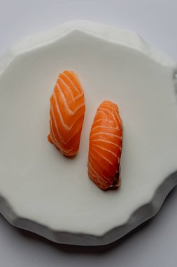 Somon balıklı Nigiri menü için beyaz arkaplanda izole