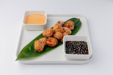 Menü için izole edilmiş soslu nugget peynir topları.