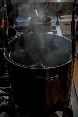 Işıl ışıl profesyonel ışıkta ramen eriştesi pişiriyorum.