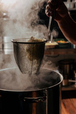 Işıl ışıl profesyonel ışıkta ramen eriştesi pişiriyorum.