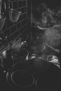 Şef ramen pişirmek için bir tabağa çorba dolduruyor.