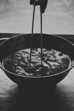 Işıl ışıl profesyonel ışıkta ramen eriştesi pişiriyorum.