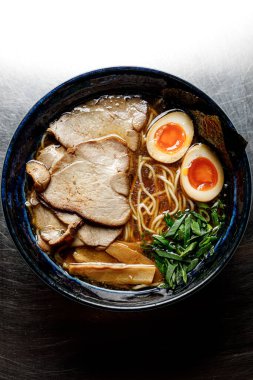 Arka planda izole edilmiş ramen çorbası.