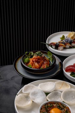 Karides ve balık dolu kaseleri soyutlanmış masada dürt.