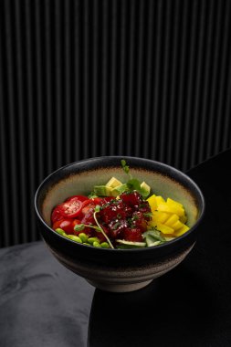 Menü için somon ve sebzeli dürtme kasesi.