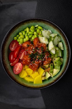 Menü için somon ve sebzeli dürtme kasesi.