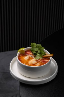Tom menü izole edilmiş beyaz tabakta tatlı patates çorbası