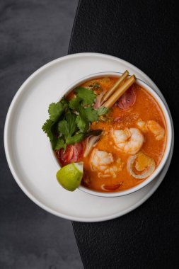 Tom menü izole edilmiş beyaz tabakta tatlı patates çorbası