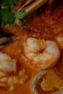 Tom tatlı patates çorbası makrosu içinde karides.