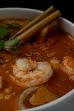 Tom tatlı patates çorbası makrosu içinde karides.