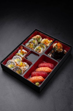Japon stili bento kutusu. Nigiri ve suşi koyu arka planda.