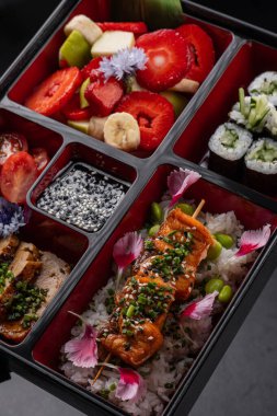 Vejetaryen yemekleri ile izole edilmiş arka planda sebze bento kutusu.
