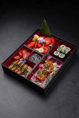 Vejetaryen yemekleri ile izole edilmiş arka planda sebze bento kutusu.