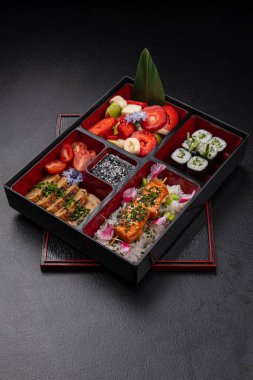 Vejetaryen yemekleri ile izole edilmiş arka planda sebze bento kutusu.