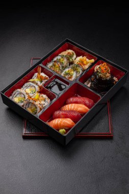 Japon stili bento kutusu. Nigiri ve suşi koyu arka planda.