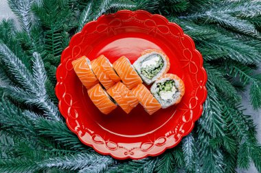 Philadelphia, Noel ağacı arka planında kırmızı bir tabakta yuvarlanıyor. Yeni yıl teması.