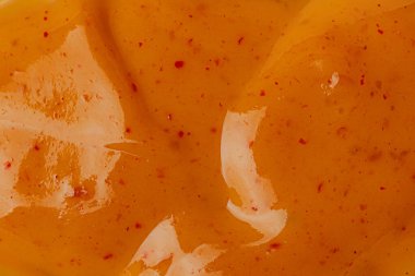 Baharatlı, yakın çekim macro soslu sarı peynir sosu.