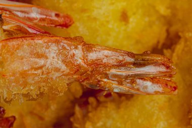 Kızarmış kaplan karidesinin kuyruğunun dokusu yakın plan makro.