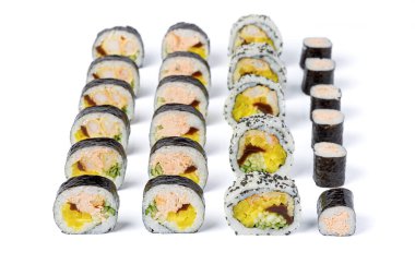 Büyük bir suşi seti, rulo ve nigiri menü için izole edilmiş beyaz bir zemin üzerinde