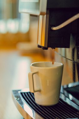 Lokantadaki kahve makinesinde kahve yapma süreci.