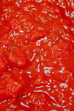 Kırmızı burger sosu izole edilmiş.