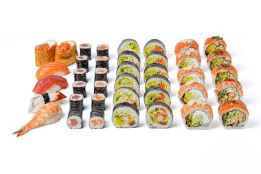 Suşi ve nigiri menü için izole edilmiş beyaz arka planda büyük bir suşi seti.