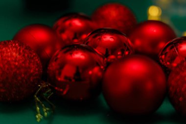 Kırmızı Noel ağacı katmanları yeşil arka planda bir Noel ağacı şeklinde dizilmiş.