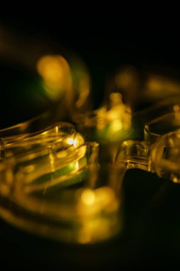 Yeşil arka planda ışık alan çan, neşeli bir ruh hali.